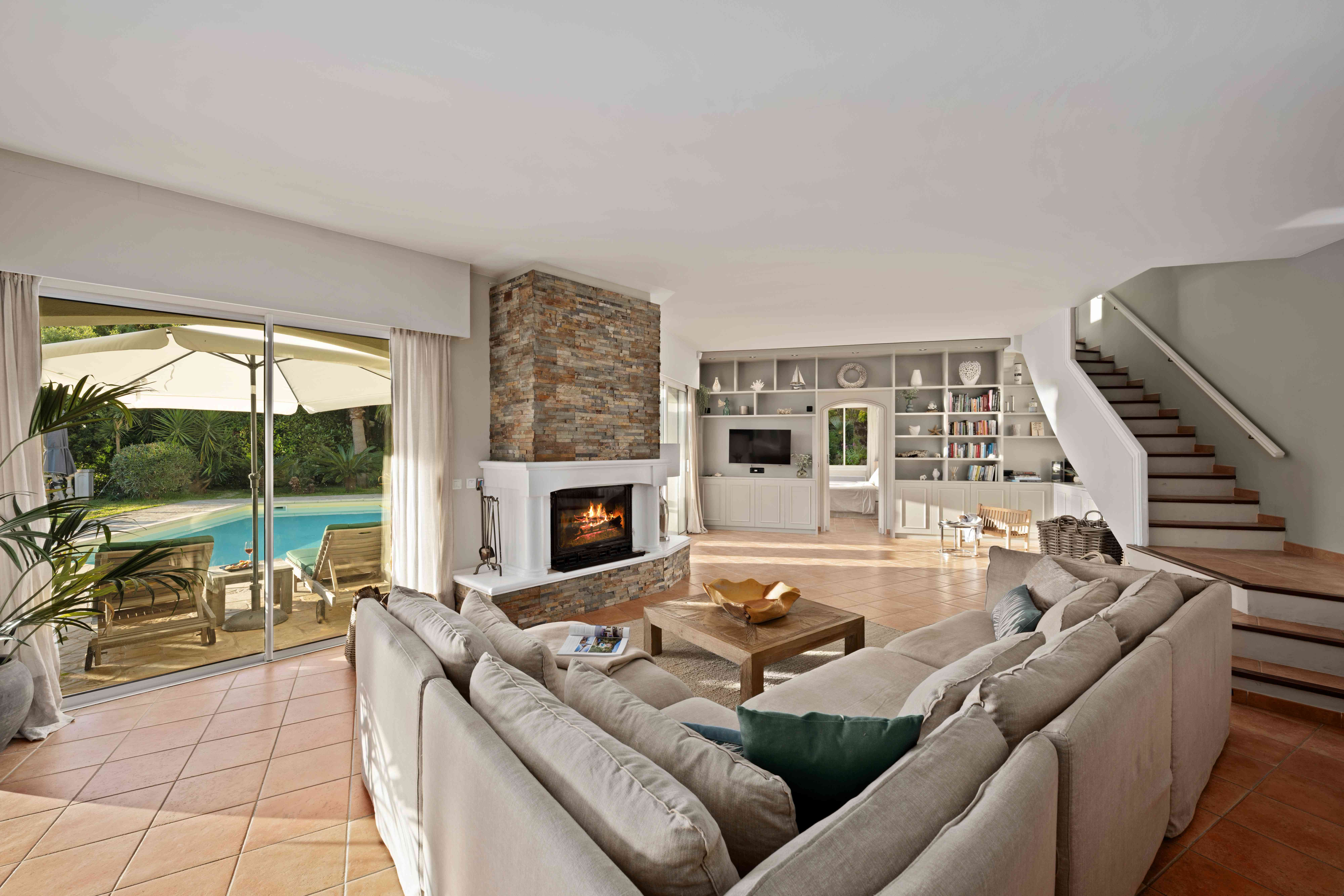 Elegantes Wohnzimmer mit Kamin in der Villa Cigales